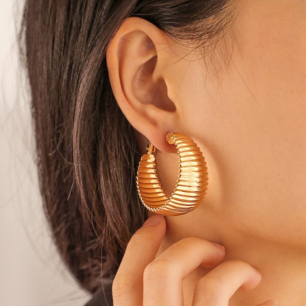 Wholesale Retro Exaggerated Gear Pattern C-Shaped Earrings For Sale