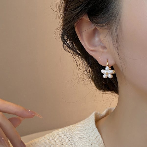 Wholesale Double-sided Cat s Eye Flower Elegant Small Delicate Earrings Hot on Sale