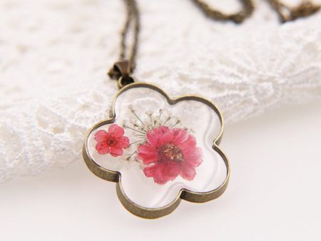 Wholesale 12pcs Handmade Daisy Lace Flower Dried Flower Resin Epoxy Vintage Necklace Cheap