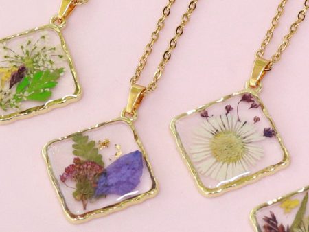 Wholesale 6pcs Natural Plant Specimen Real Flower Resin Dripping Glue Necklace Supply