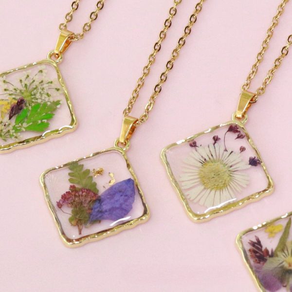 Wholesale 6pcs Natural Plant Specimen Real Flower Resin Dripping Glue Necklace Supply