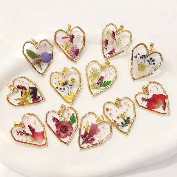 Wholesale 6pcs Irregular Love Month Flower Real Flower Pendant Resin Accessories Fashion